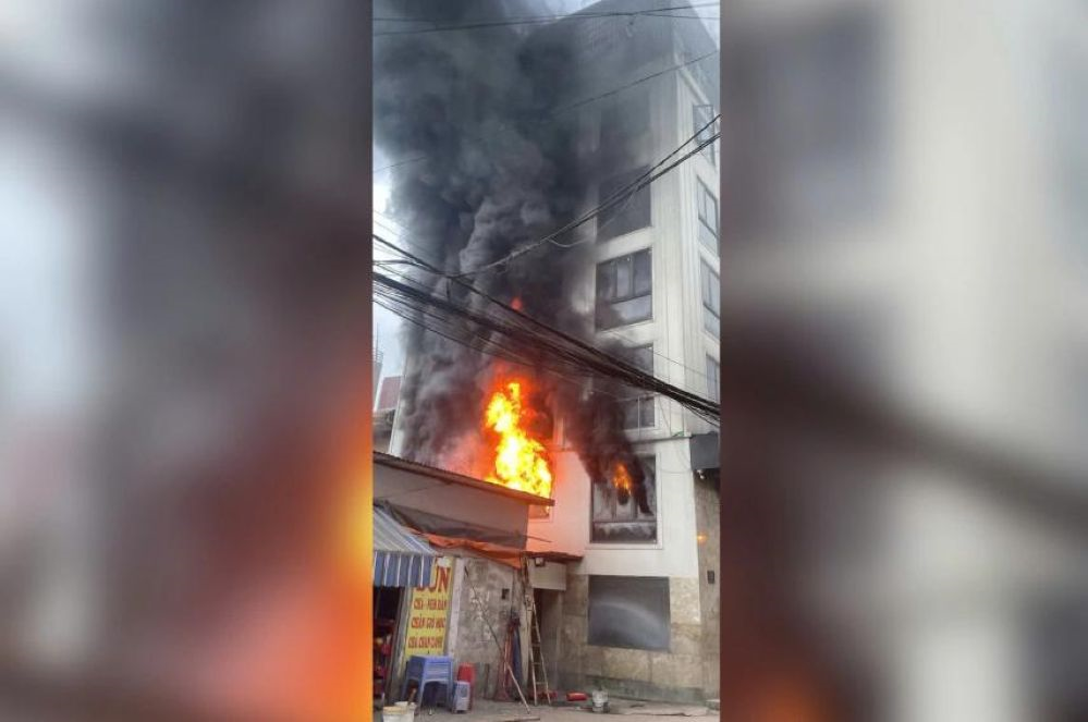 2 thanh niên cứu nhiều người trong vụ cháy ở Lĩnh Nam (Hà Nội)